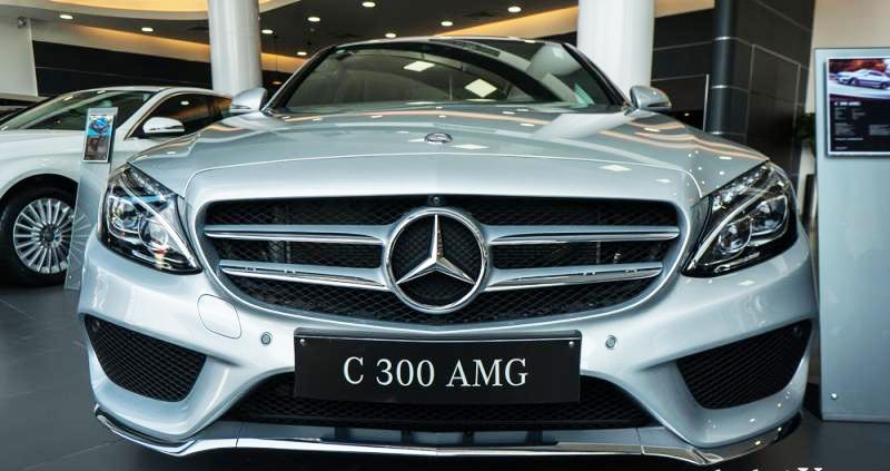 Đánh giá xe Mercedes-Benz C300 AMG 2016 có đầu thiết kế thể thao, bóng bảy.