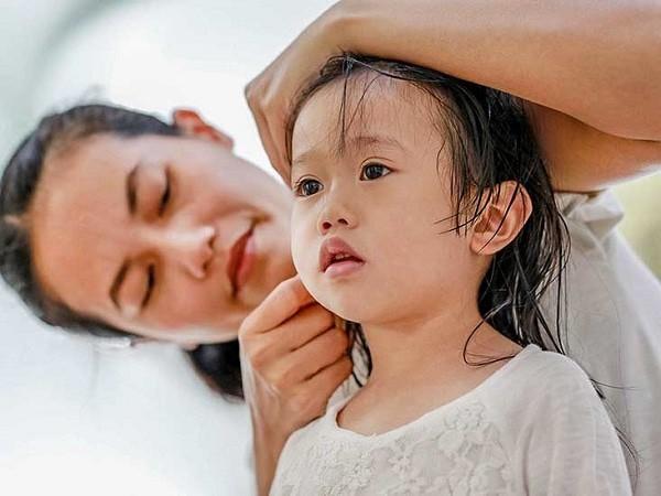 Một trong những nguyên nhân tai trẻ có mùi hôi là do không thường xuyên vệ sinh tai