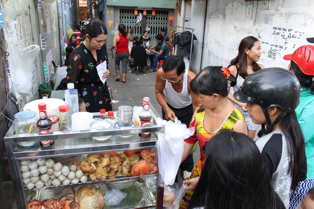 Quán bánh canh 300.000 đồng/tô trong hẻm Sài Gòn, khách vẫn chờ ăn