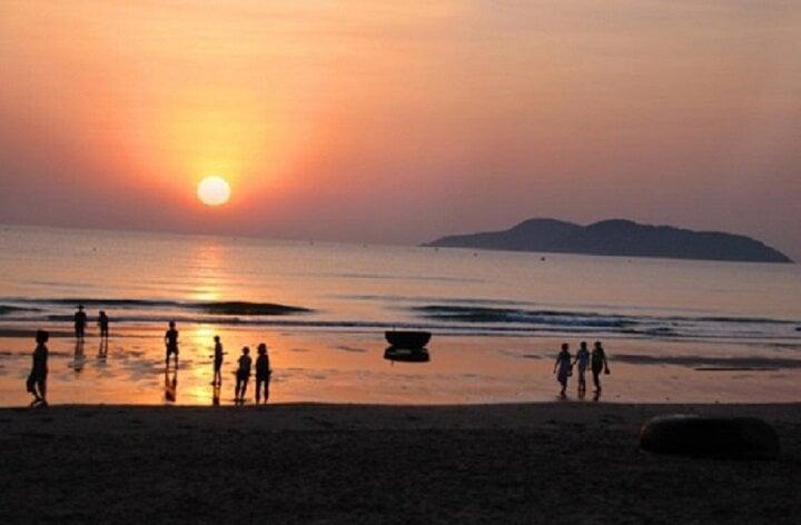 Cửa Lò là một trong những bãi biển nổi tiếng nhất của du lịch Nghệ An với lượng khách du lịch đổ về đông vô cùng vào mùa hè.