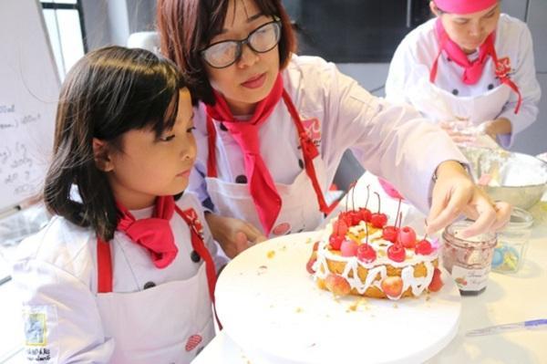 Dạy trẻ làm bánh để học cách yêu thương gia đình