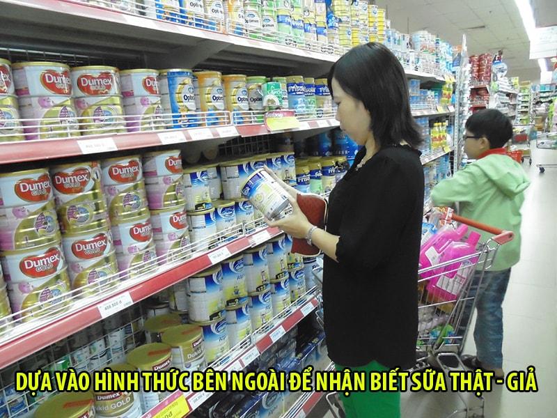 Dựa vào hình thức bên ngoài để nhận biết sữa thật - giả