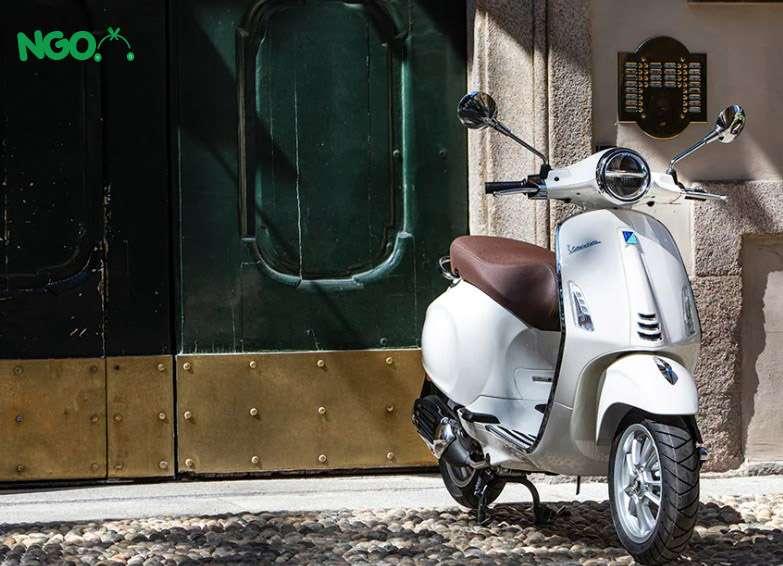 cách mở cốp xe vespa 1