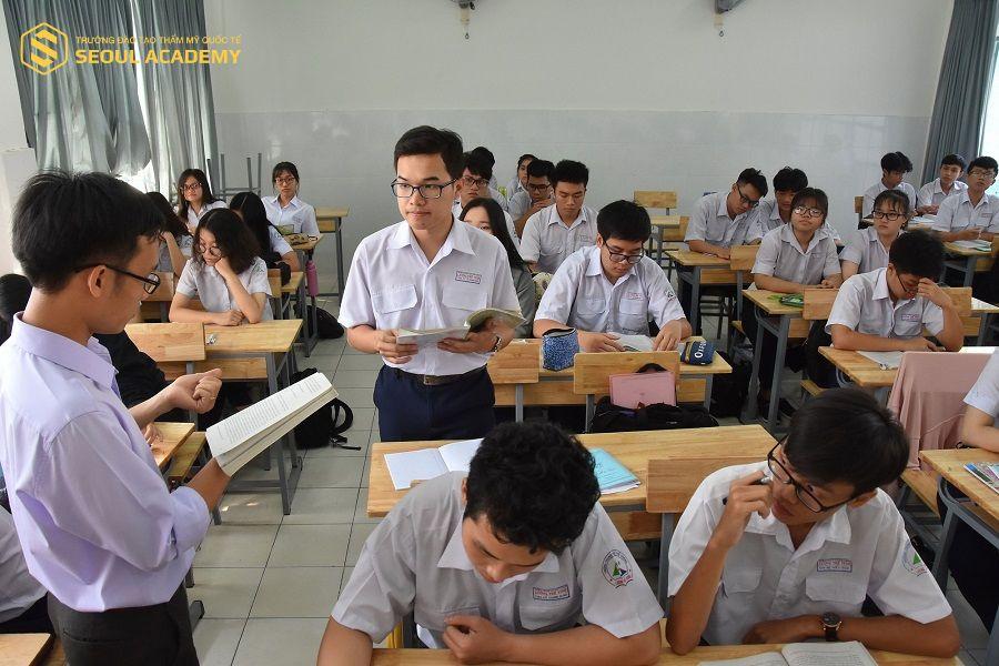 Thầy cô giáo luôn tận tình hướng dẫn học sinh trong các lớp học phụ đạo