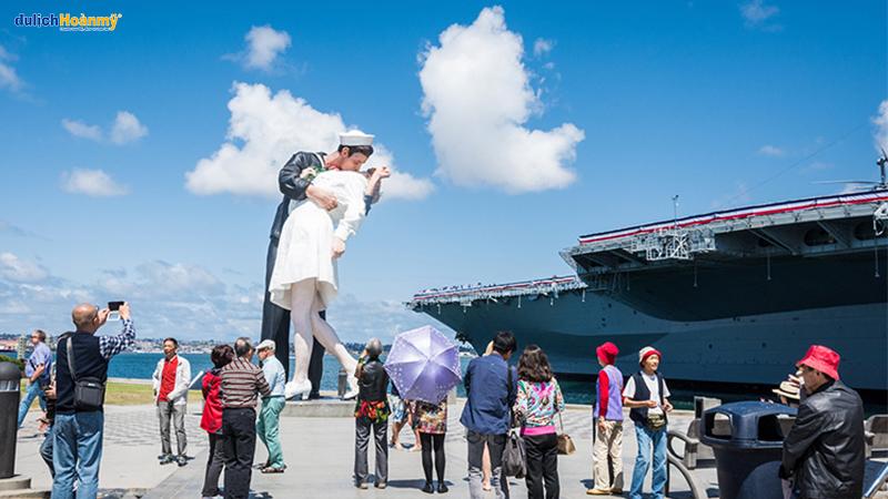 Bức tượng nụ hôn thủy thủ – Từ bức ảnh để đời đến biểu tượng của hòa bình