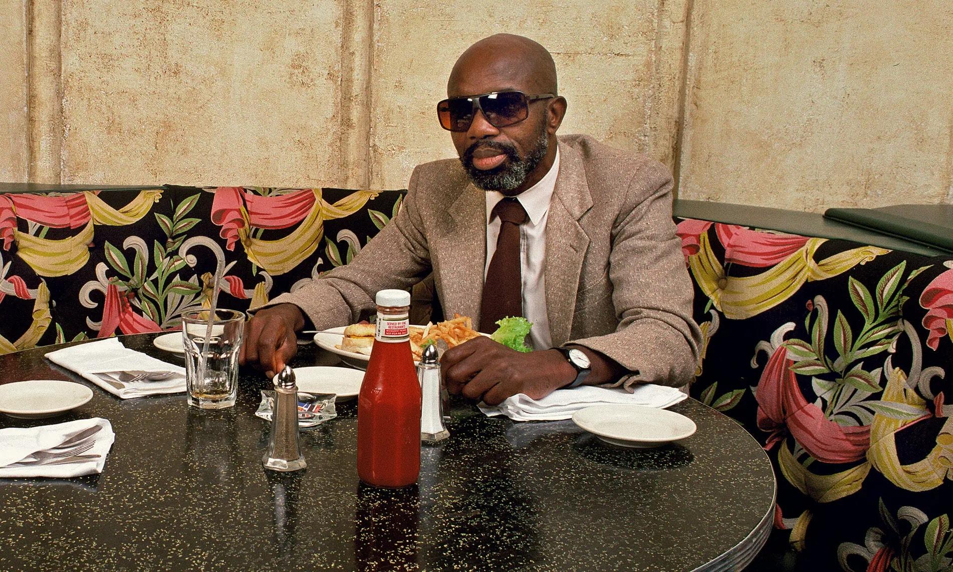 35 năm chụp ảnh thực khách ngồi ăn một mình và kết quả bất ngờ