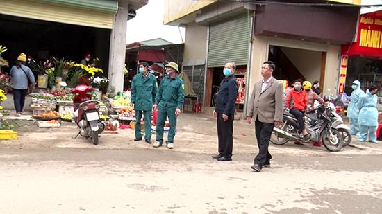 Xã Hợp Châu Chủ động phun thuốc khử trùng phòng virus Corona