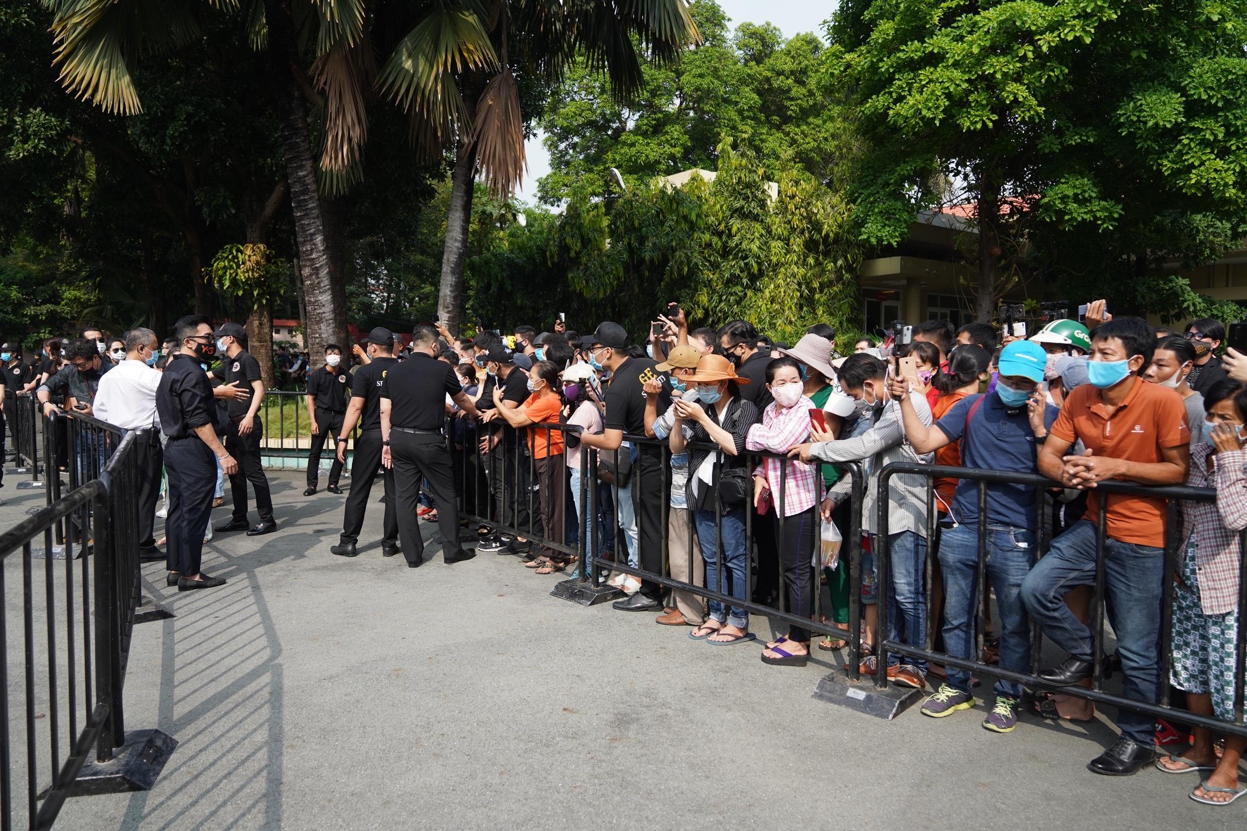 Một cái nắm tay…