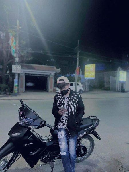 Ảnh Boy Phố Ngồi Xe Máy Tạo Nên Cơn Sốt