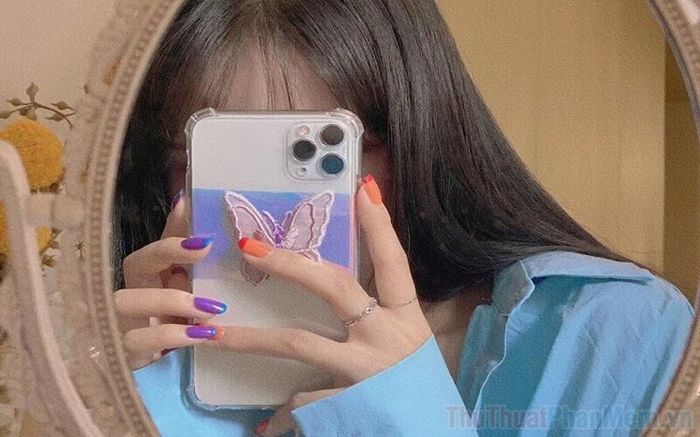 Nữ tóc dài tạo dáng chụp ảnh trước gương với phong cách che mặt đầy cuốn hút