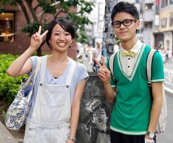 Vì sao con gái hay giơ tay chữ V khi chụp ảnh?