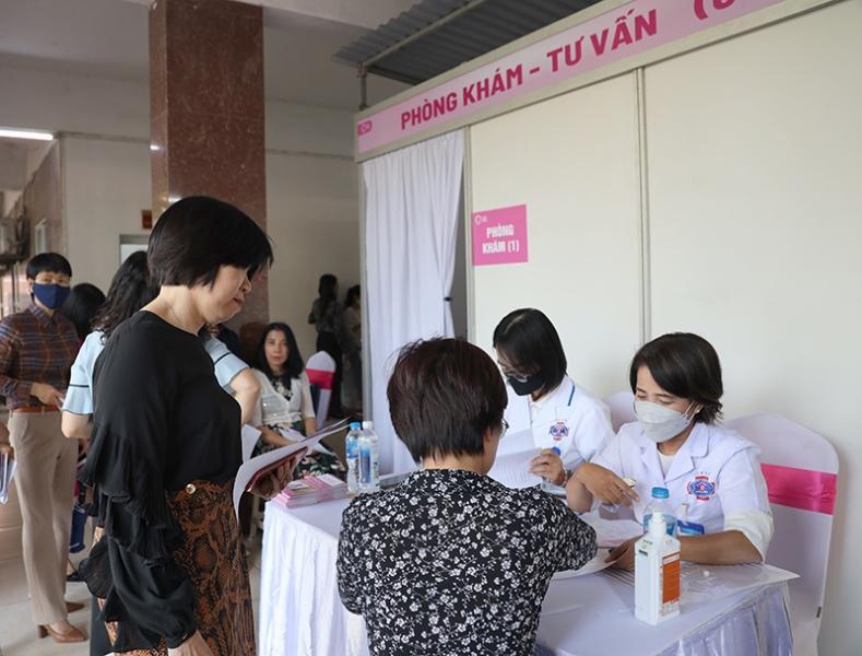 Phát động chiến dịch truyền thông và khám sàng lọc ung thư vú