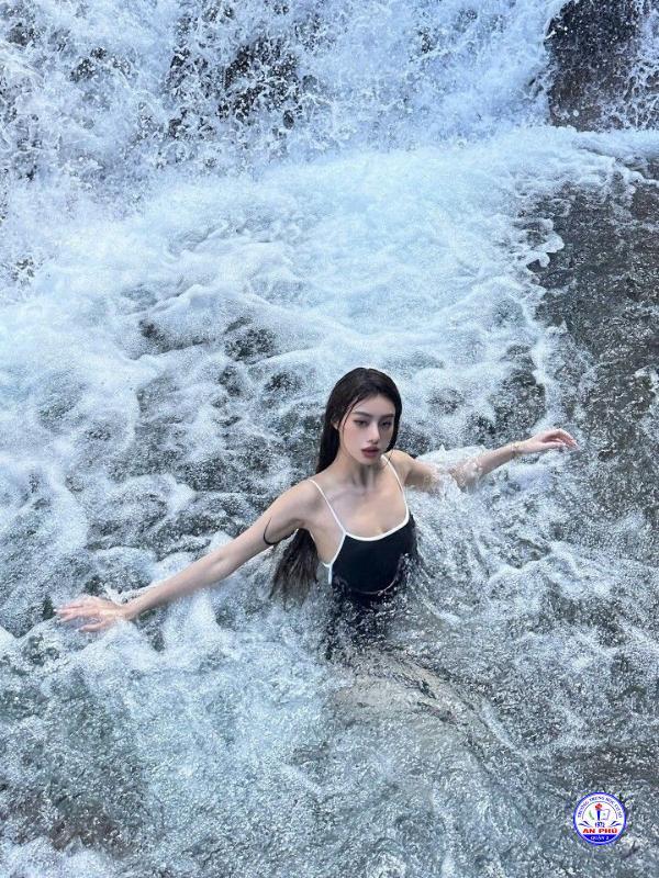 Vẻ tươi mát mùa hè trong bộ ảnh gái xinh tắm suối giữa thiên nhiên trong lành