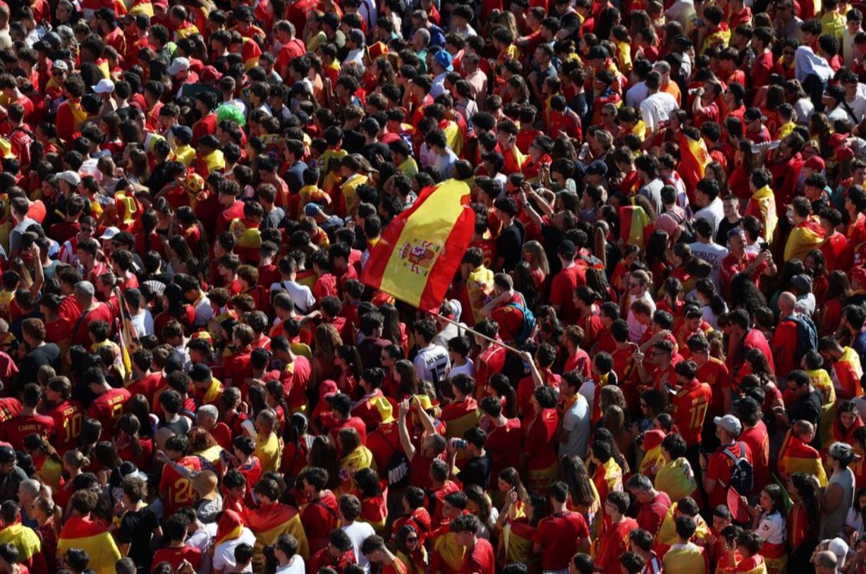 [Ảnh] Biển người hâm mộ Tây Ban Nha tưng bừng chào đón nhà vô địch EURO 2024