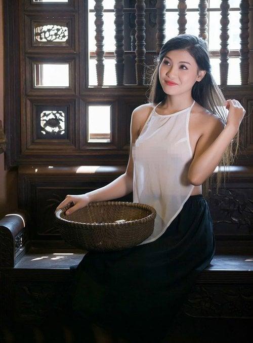 Từ bộ ảnh "lang y áo yếm mỏng tang": Sao gay gắt thế?