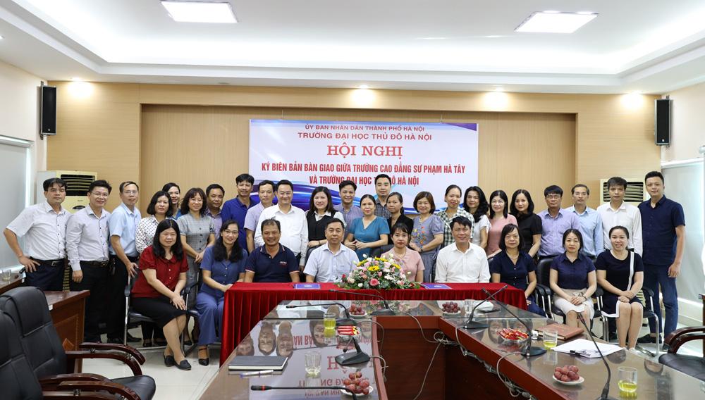 Hội nghị ký biên bản bàn giao giữa Trường Cao đẳng Sư phạm Hà Tây và Trường Đại học Thủ đô Hà Nội