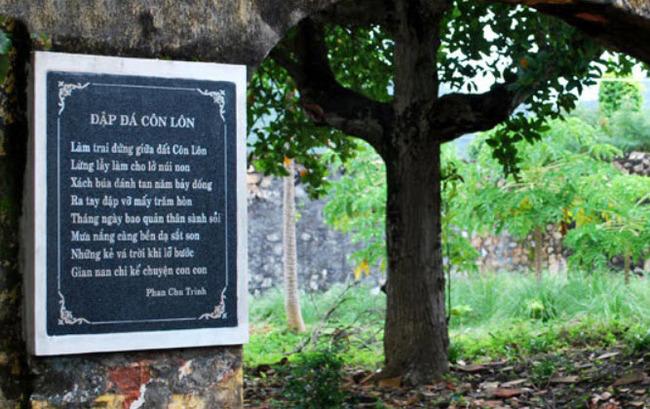 Phân tích bài thơ Đập đá ở Côn Lôn của Phan Châu Trinh