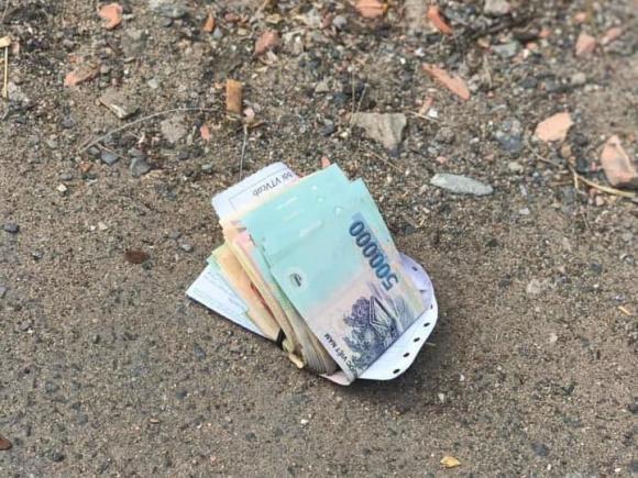 Đi ngoài đường vô tình nhặt được tiền rơi là may mắn hay xui xẻo?