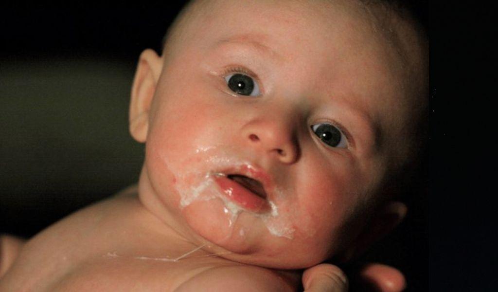 Trẻ bị ọc sữa có nên cho bú lại​ ngay hay không?