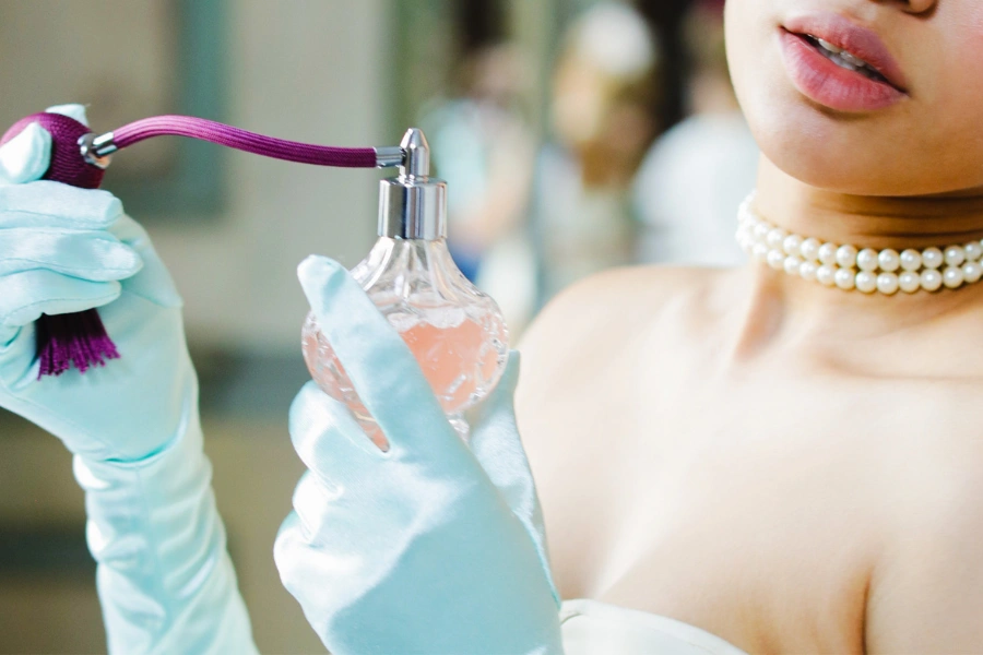 Phụ nữ có nên dùng nước hoa?
