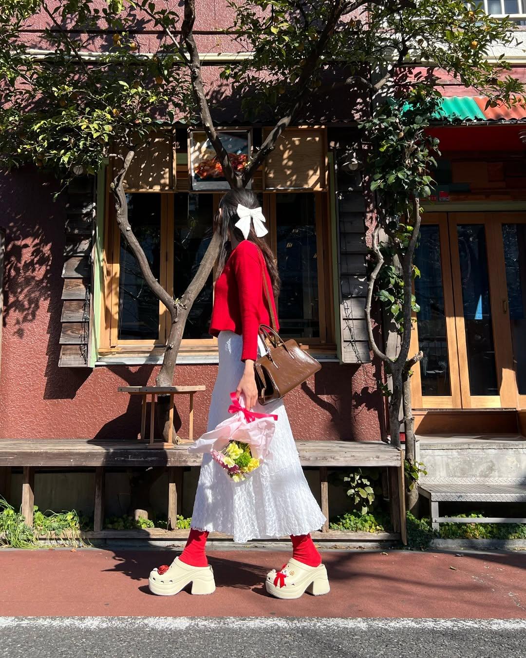 Chân váy xếp ly dài phối với giày gì trending 2025?