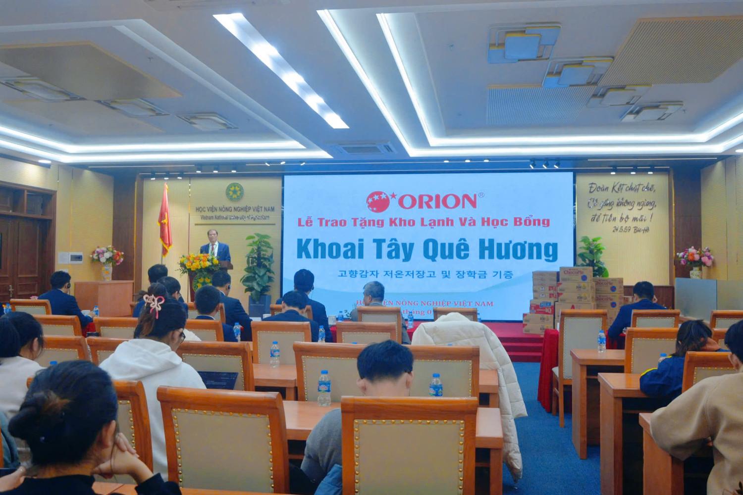 Lễ trao thiết bị nghiên cứu và học bổng cho SV của Viện Sinh học Nông nghiệp