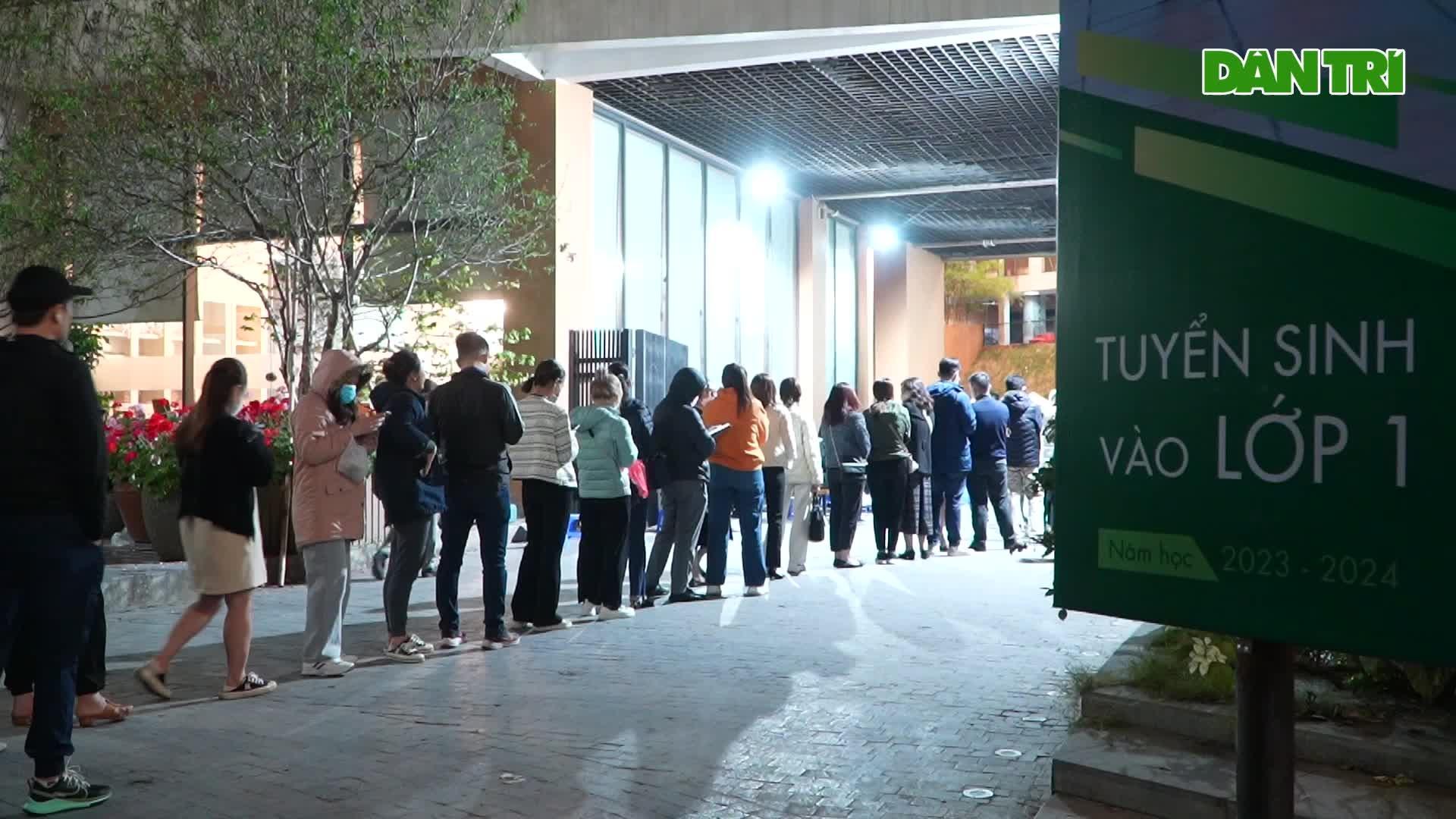 Xếp hàng xuyên đêm, ăn chực nằm chờ tranh suất cho con vào lớp 1 tại Hà Nội