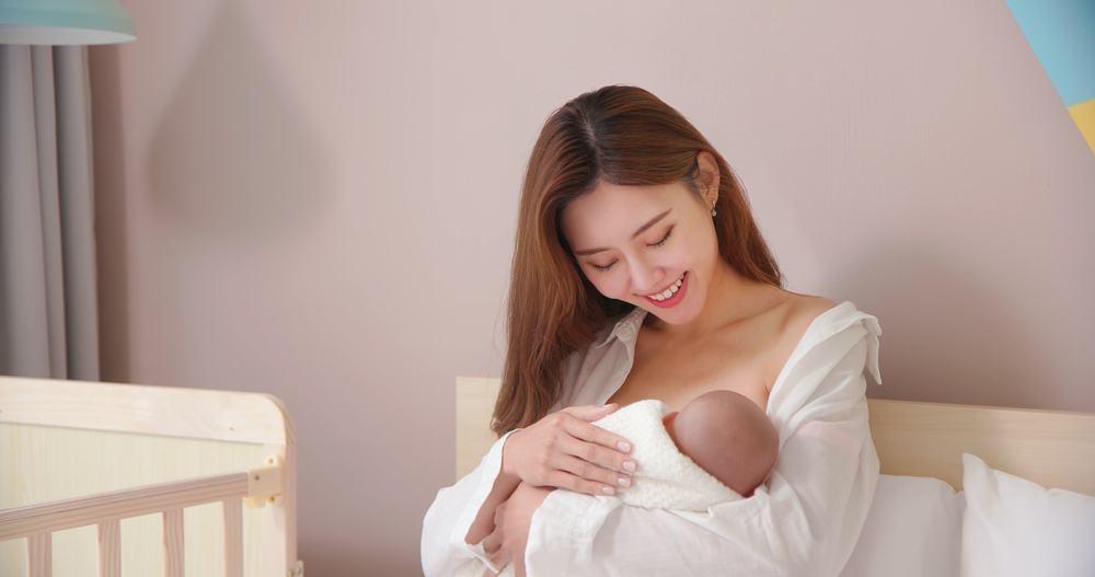 Phẫu thuật nâng ngực có cho con bú được không, có ảnh hưởng gì không?