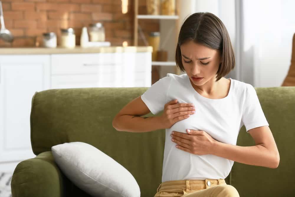 Ngực phát triển quá to có ảnh hưởng gì không?