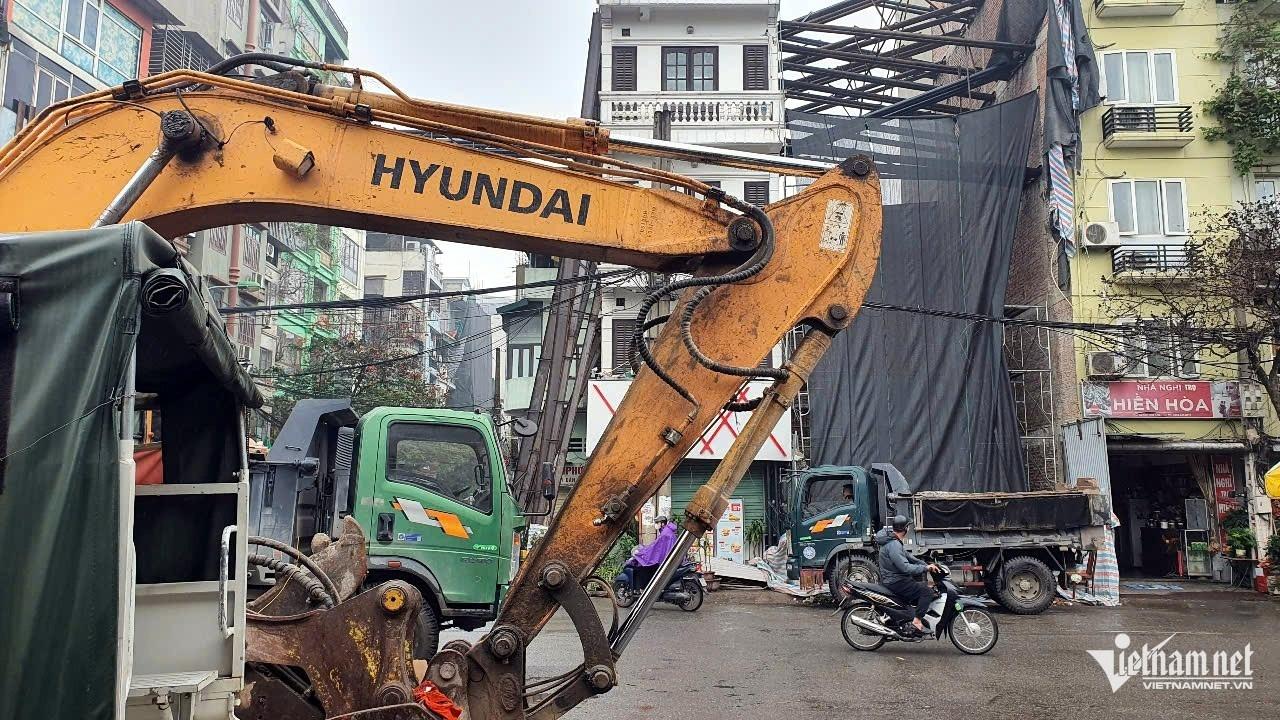 Cọc sắt bắc ngang trên đầu người đi đường gây tò mò, lo ngại ở Hà Nội