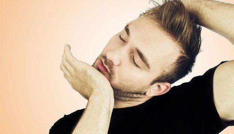 Hãy dừng ngay thói quen bẻ cổ, lắc cổ kêu răng rắc