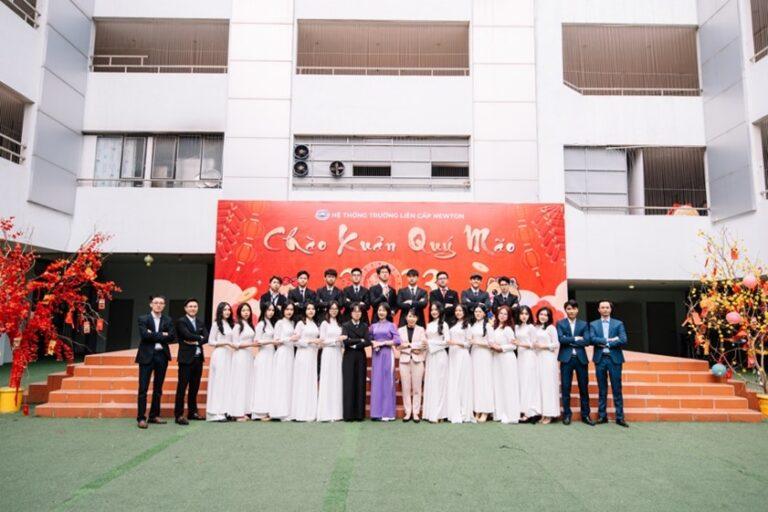 LỚP TRƯỞNG TÀI NĂNG VỚI TRÁI TIM NHÂN HẬU CỦA NEWTON