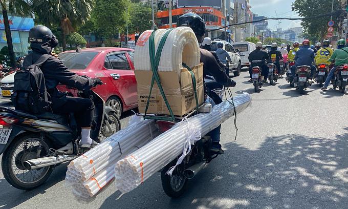 Các mức phạt cho lỗi chở hàng cồng kềnh trên xe máy năm 2025