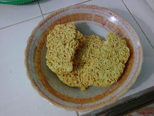 Mỳ tôm 'cởi truồng'