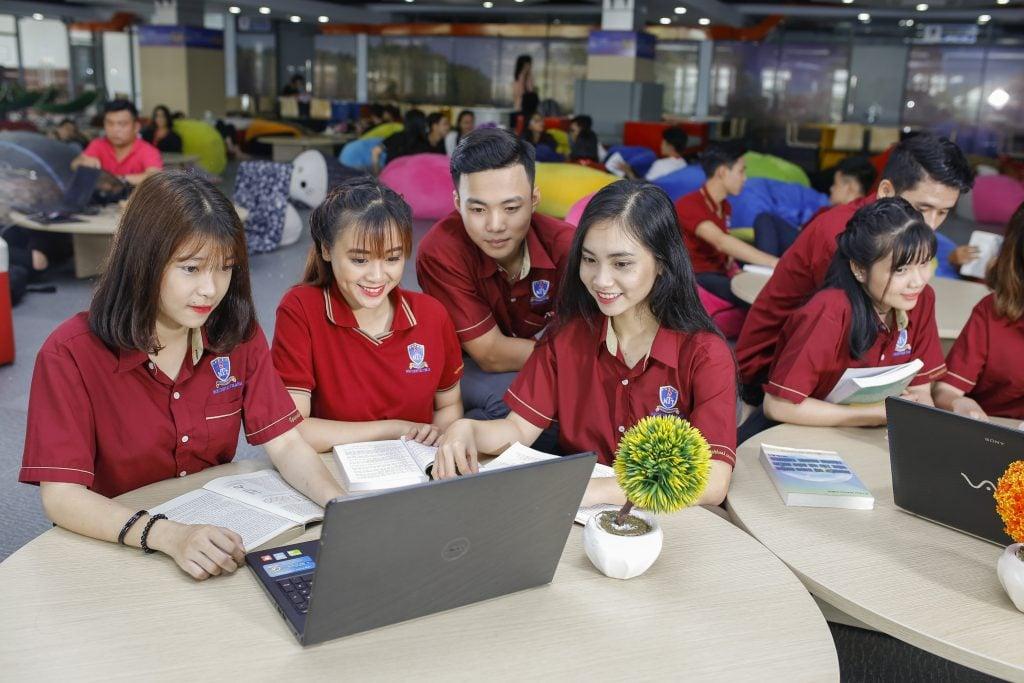 Con gái có nên học ngành Thương mại điện tử ?