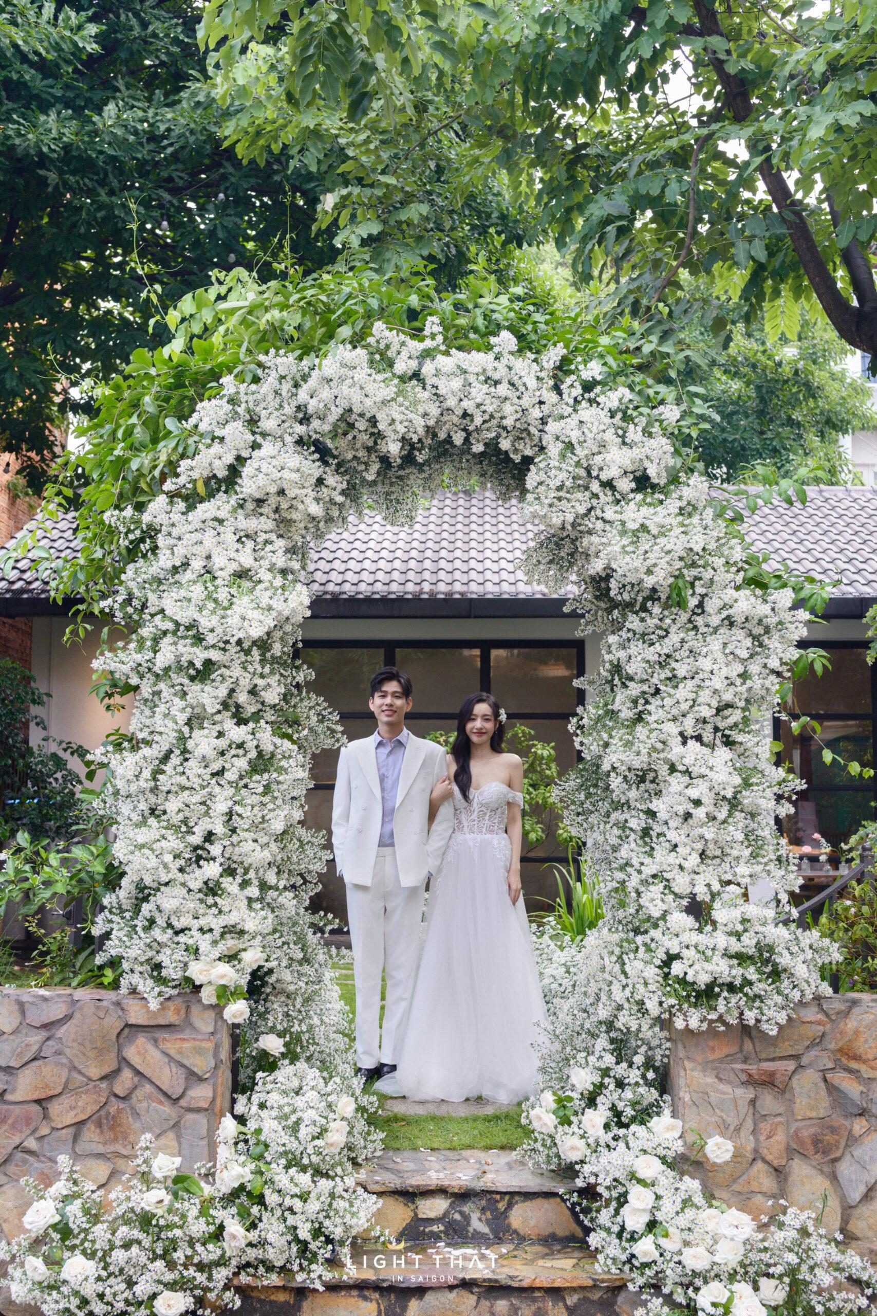 Chụp ảnh cưới concept hoa tươi là gì? Xu hướng mới của các cặp đôi hiện đại