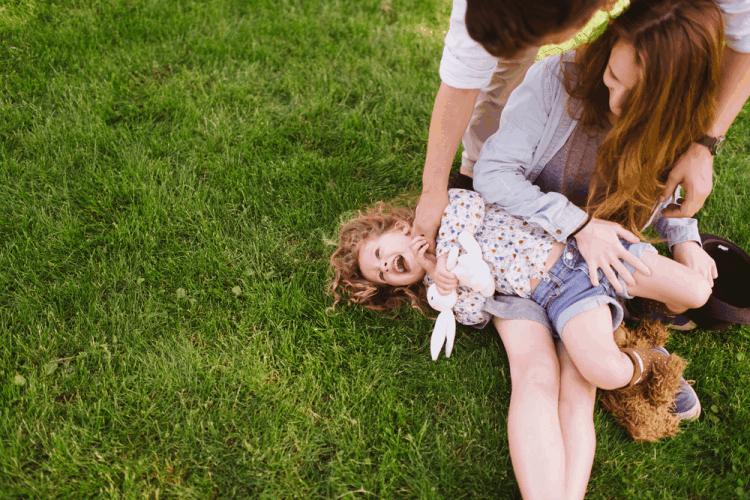 Tác hại khi cù lét trẻ khó lường hơn ta vẫn tưởng