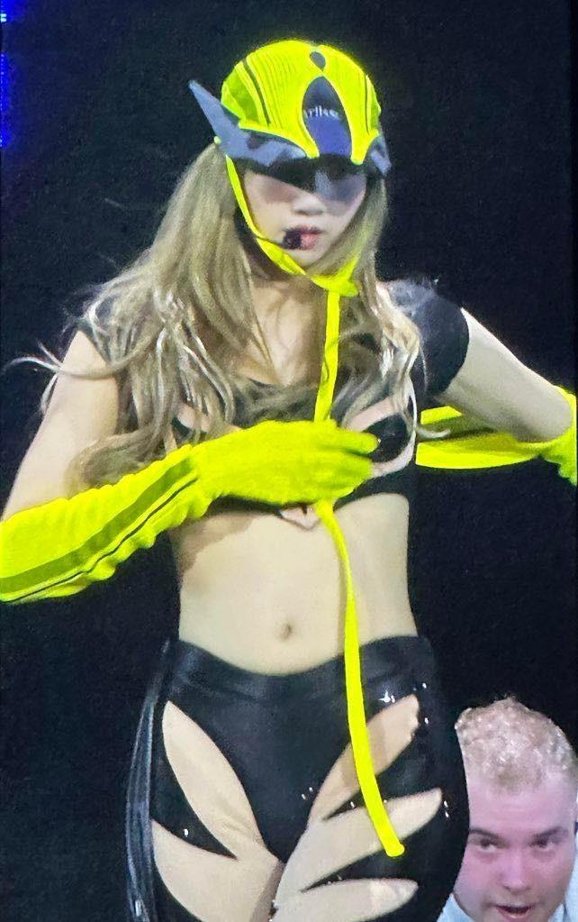 Bộ đồ bó sát của Lisa bị chê phản cảm