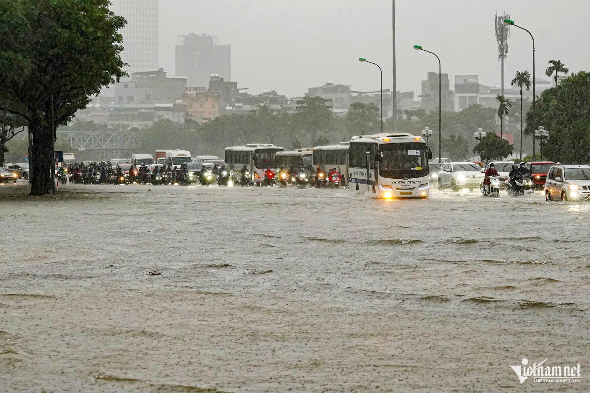 Người Hà Nội dò dẫm tìm đường, chèo thuyền phao trong cơn mưa xối xả