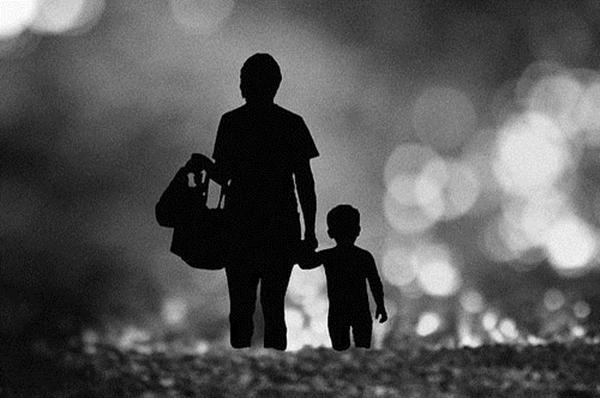 CON ĐỢI MẸ TRƯỚC CỔNG NHÀ TÙ