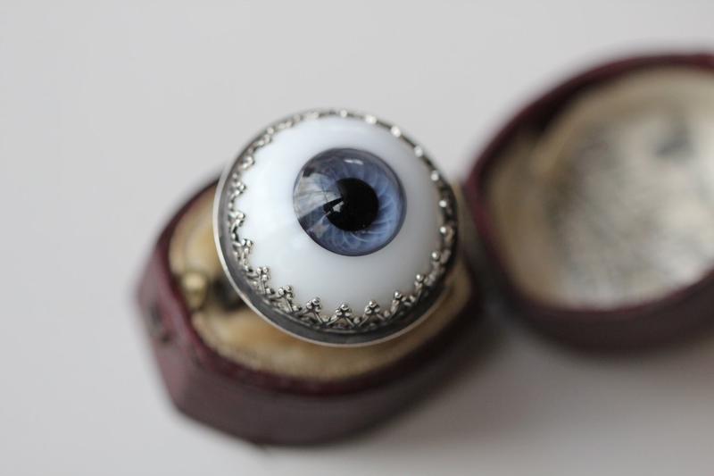 Thay mắt giả hết bao nhiêu tiền? Đặc điểm cấu tạo của mắt giả