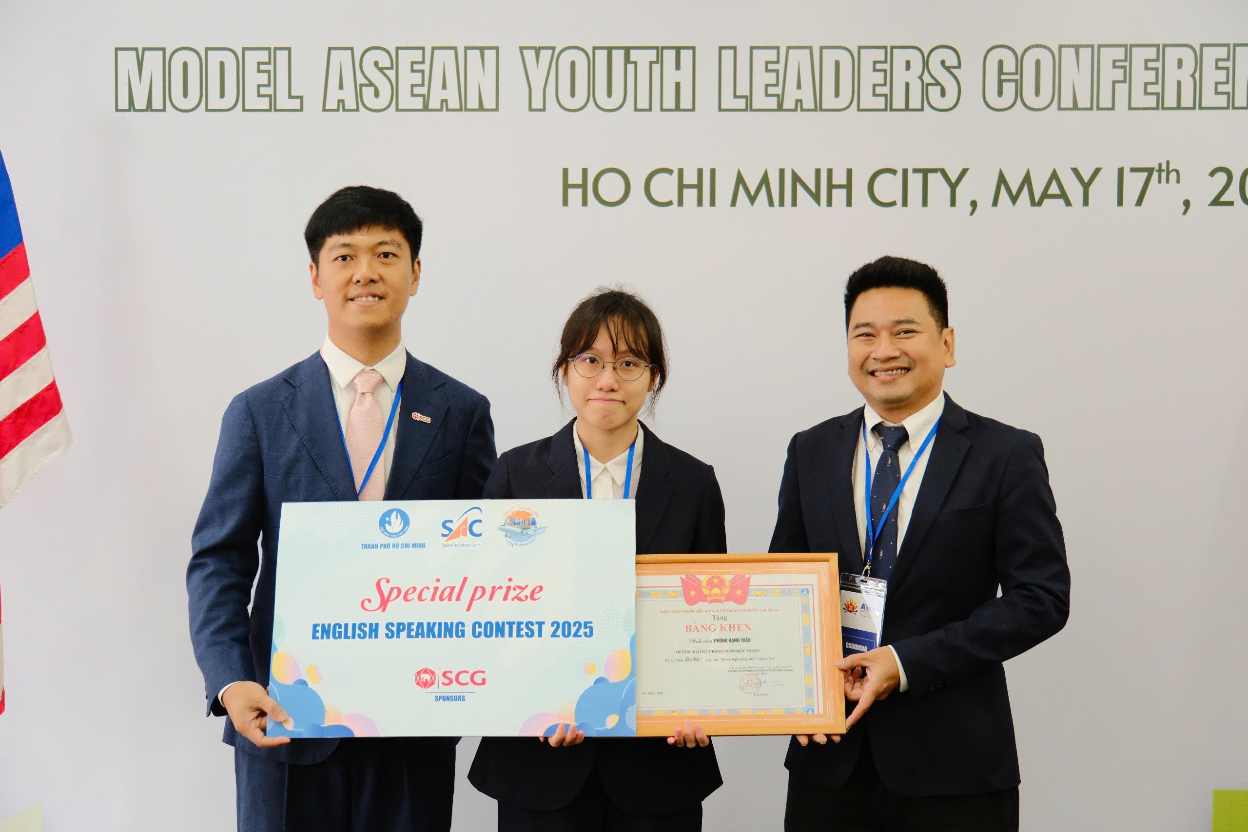 Nữ sinh viên ngành y giành chiến thắng cuộc thi hùng biện tiếng Anh