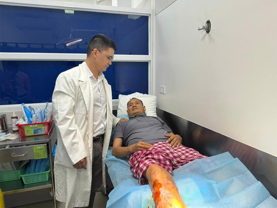 Giập nát chân do tai nạn, Người đàn ông may mắn giữ lại được đôi chân