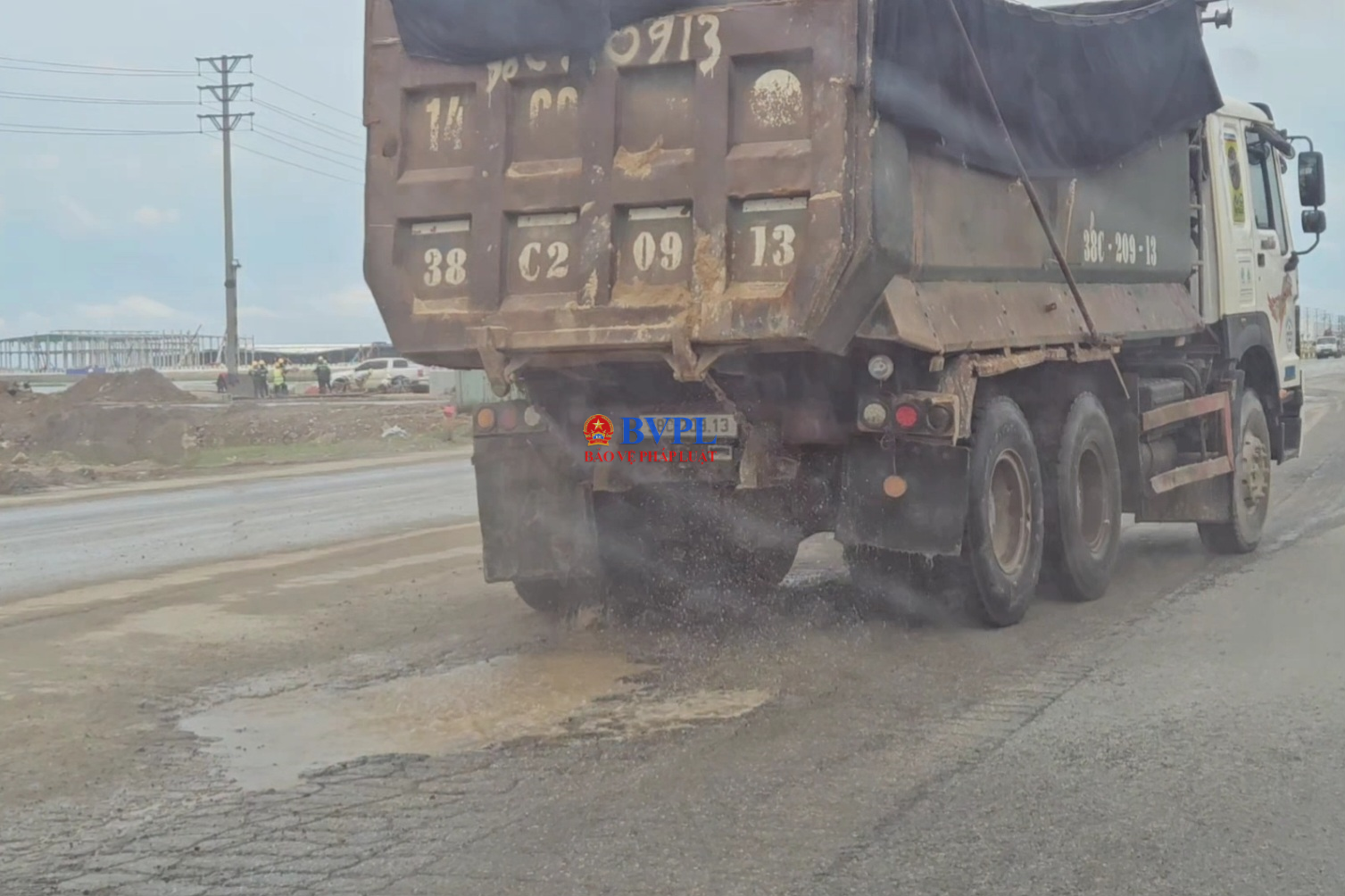 Hãi hùng xe tải, xe “Hổ vồ” tàn phá quốc lộ, tỉnh lộ Khu kinh tế Vũng Áng