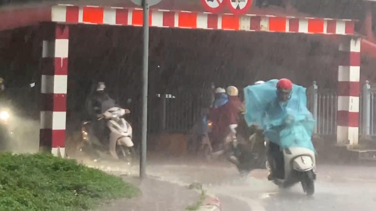 Mưa tầm tã ở TPHCM, người dân chật vật di chuyển giờ tan tầm