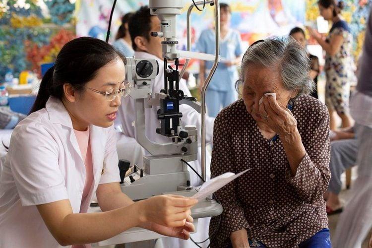 Bệnh viêm bờ mi là gì? Nguyên nhân và cách điều trị viêm bờ mi