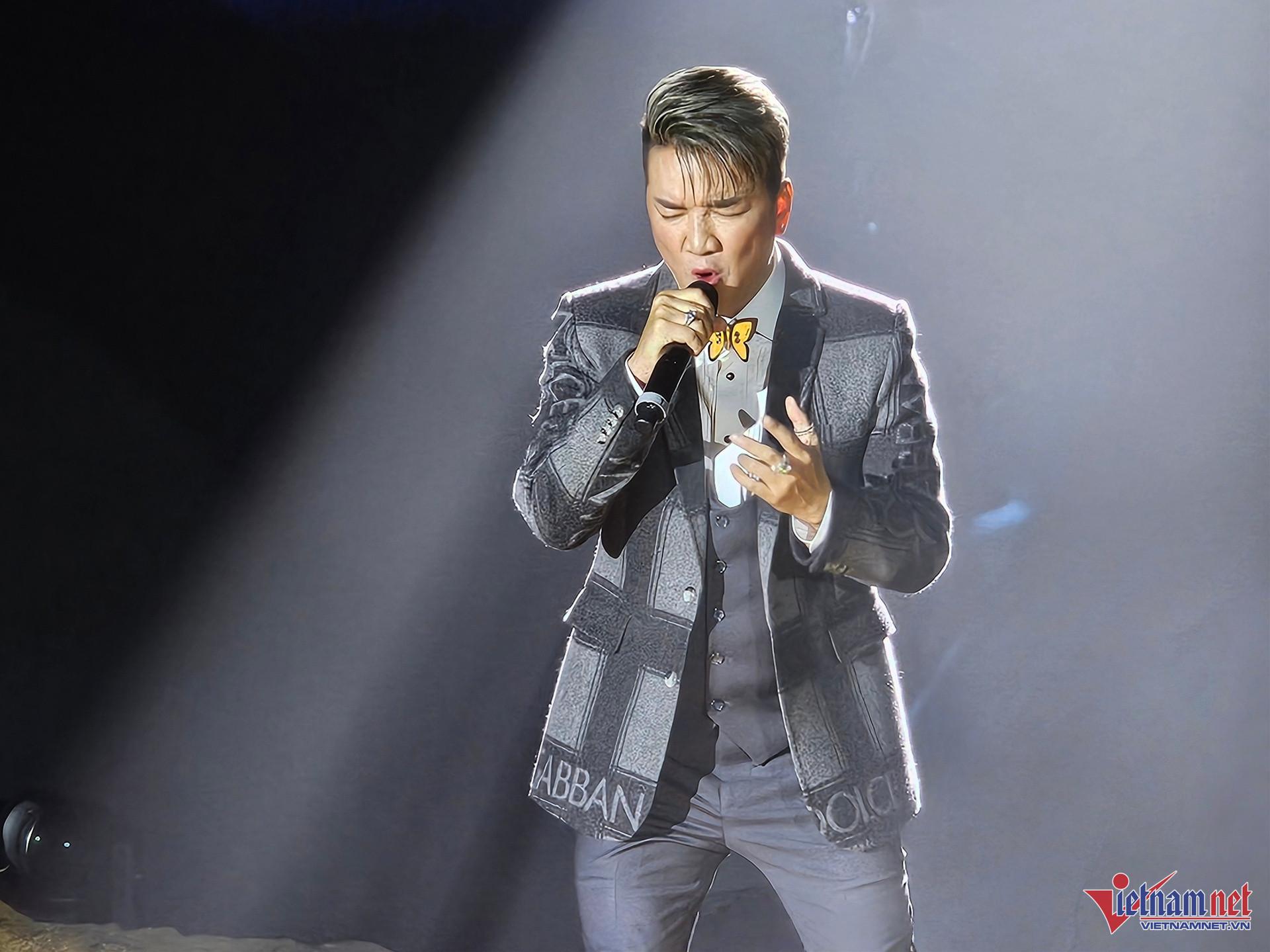 Đàm Vĩnh Hưng bật khóc, ngã khuỵu và không có phần hỏi đáp khi họp báo tái xuất