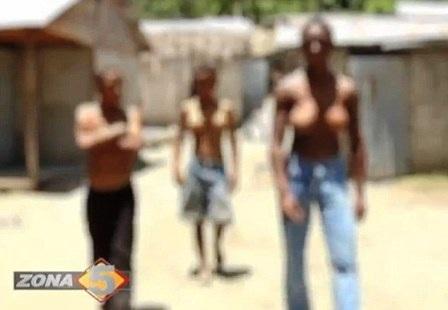 3 anh em trai có bộ ngực "siêu khủng"