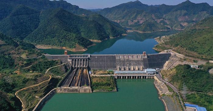 Văn mẫu lớp 12: Phân tích vẻ đẹp trữ tình của sông Đà (2 Dàn ý + 16 mẫu)                                   Người lái đò sông Đà của Nguyễn Tuân