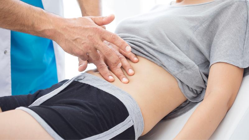 Cảm ứng phúc mạc là gì? Tìm hiểu về phản ứng thành bụng và cảm ứng phúc mạc